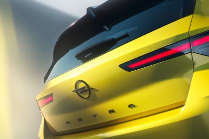 H Opel teasάρει το facelifted Astra